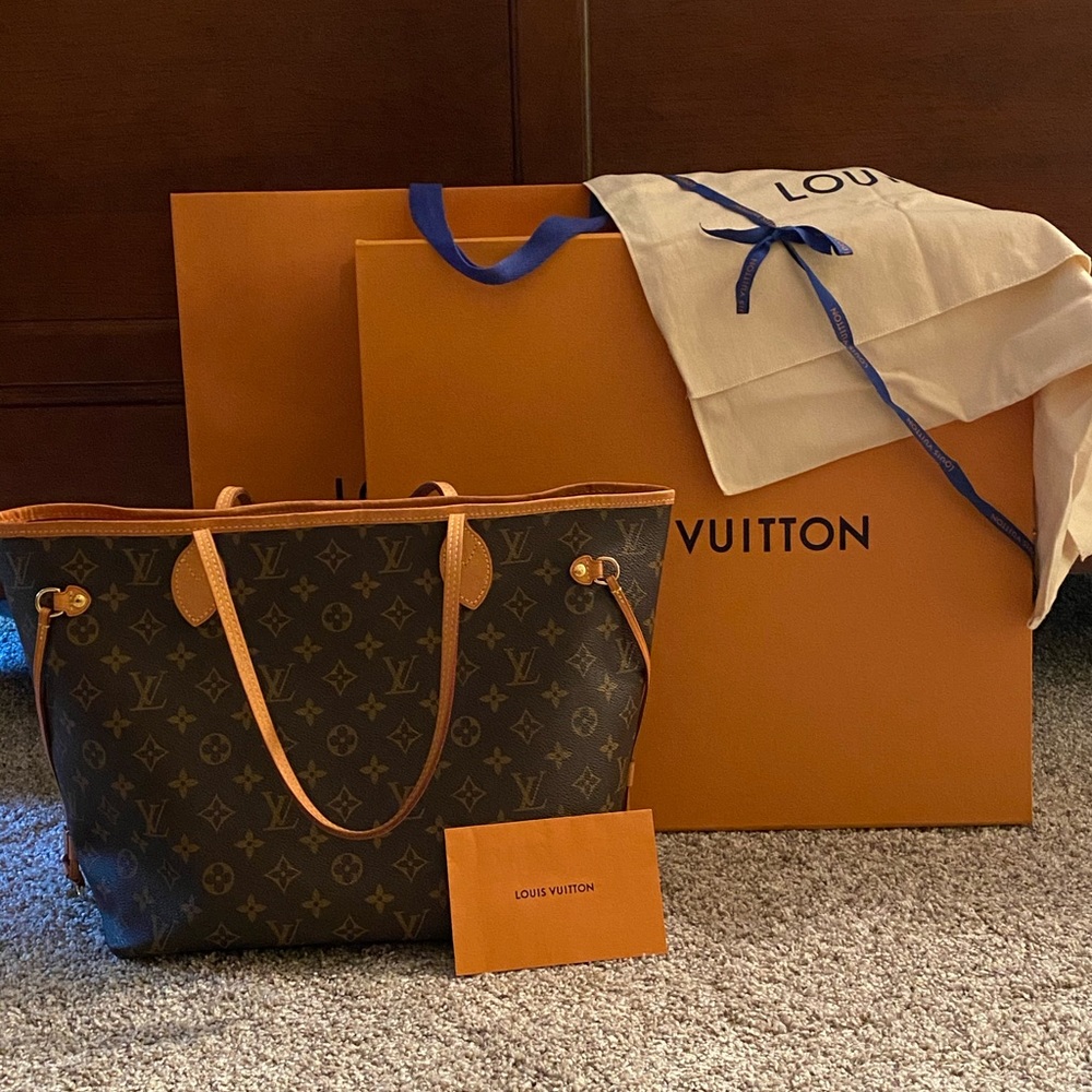 Louis Vuitton Neverfull tote, great condition.